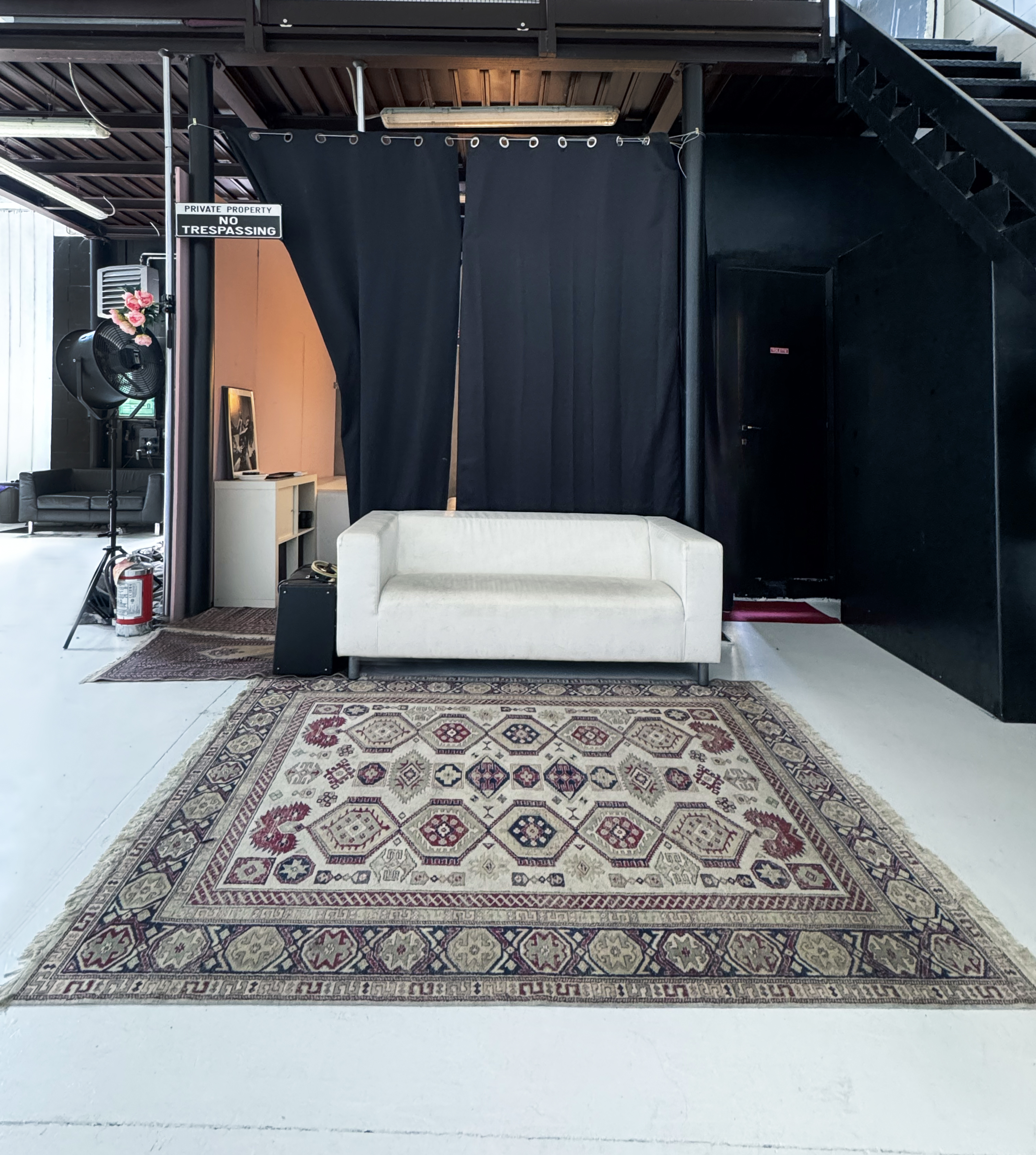 divano bianco pelle tappeto orientale ingresso makeup booth studio fotografico milano area relax