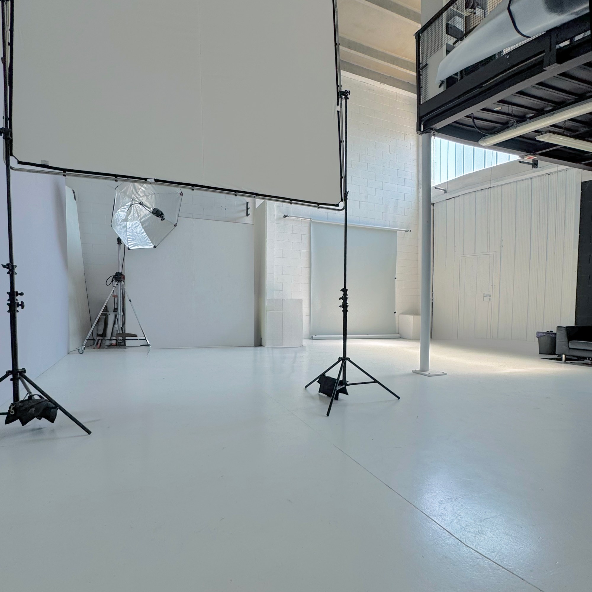 panoramica piano terra studio fotografico attrezzato fondali stativi ribattute milano noleggio