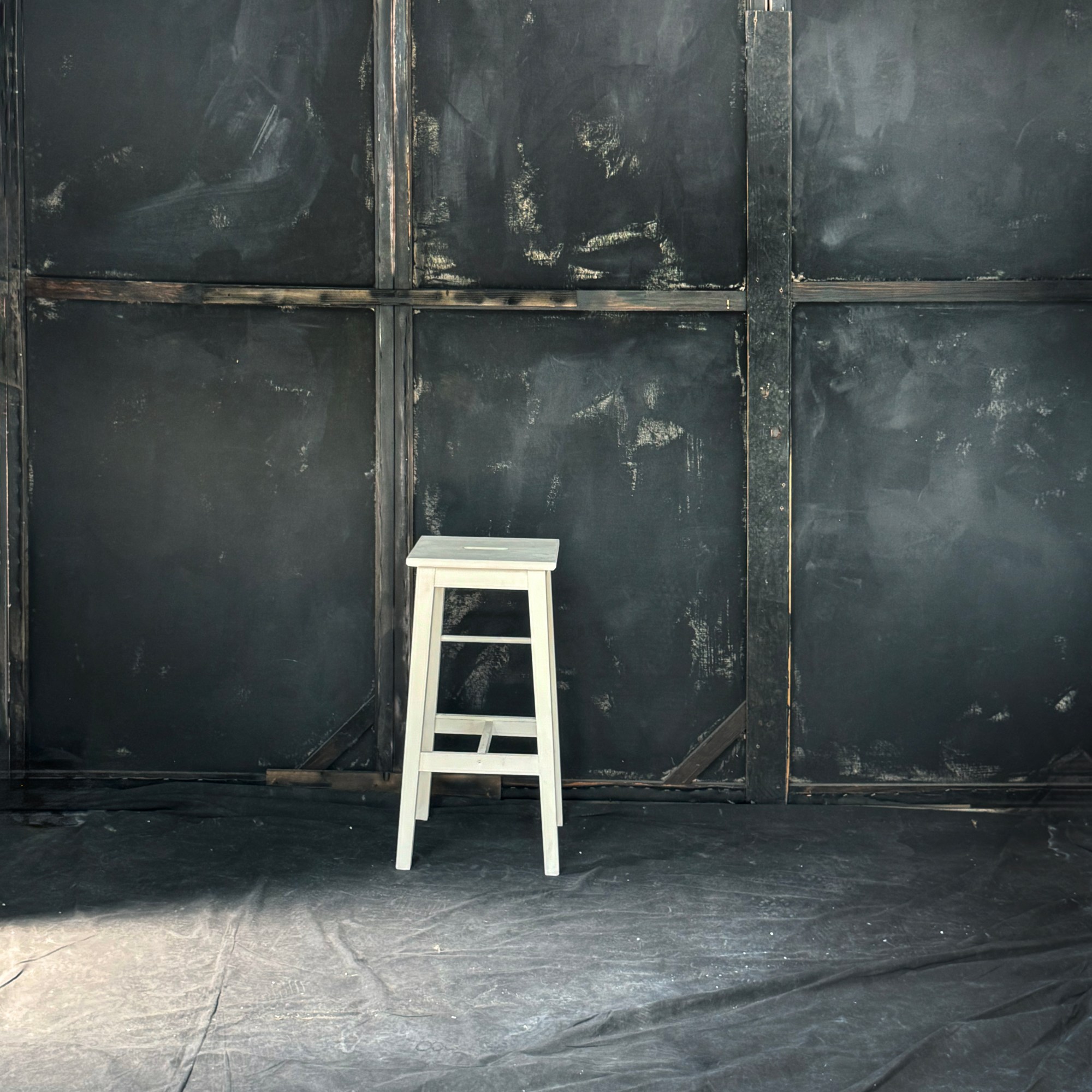 sgabello bianco fondale scuro grunge industriale studio fotografico milano noleggio set alternativo piano terra